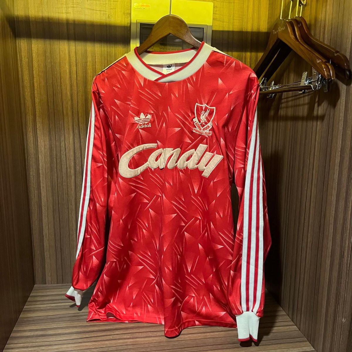 Jersey Original ✅
📍  Liverpool
⏱️ 1989 / 90 Home  ( Match Worn vers)
🎬 No 15 Sewn ( Original)
👚 XL
💦 Excellent
💰 IDR 75.000.000

Available at Gunawarman No 67
#jersey4sale
CC <a href="/Jerseyforum/">The OG Indonesian Blokecore</a>