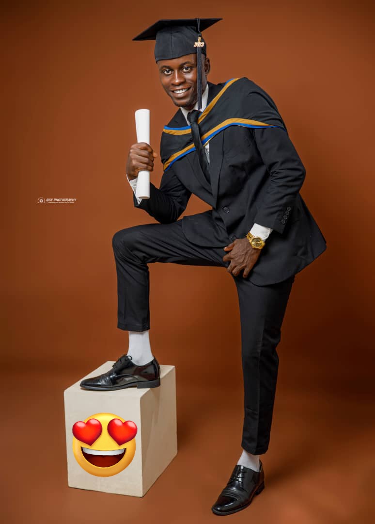 AlimamyFancy's tweet photo. A Bachelor's Degree in Politics.
I came, I saw and I conquered.

🌷 https://t.co/jv3cNslsp7