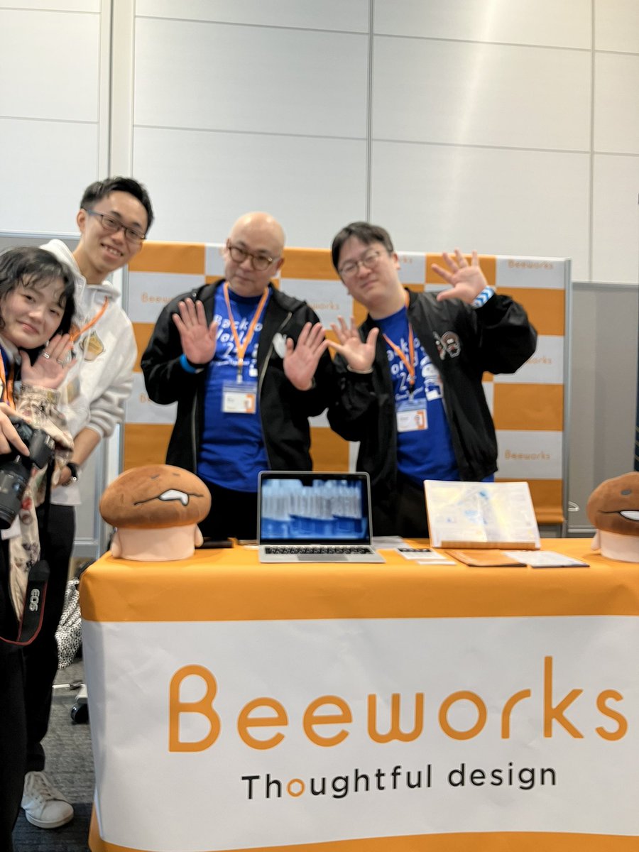 in0u's tweet photo. ビーワークスさんのブース。去年大好評のおばけタイムウォッチャーのステッカーもあるよ!
#Beeworks
#ビーワークス
#BacklogWorld https://t.co/pyO9tWio39