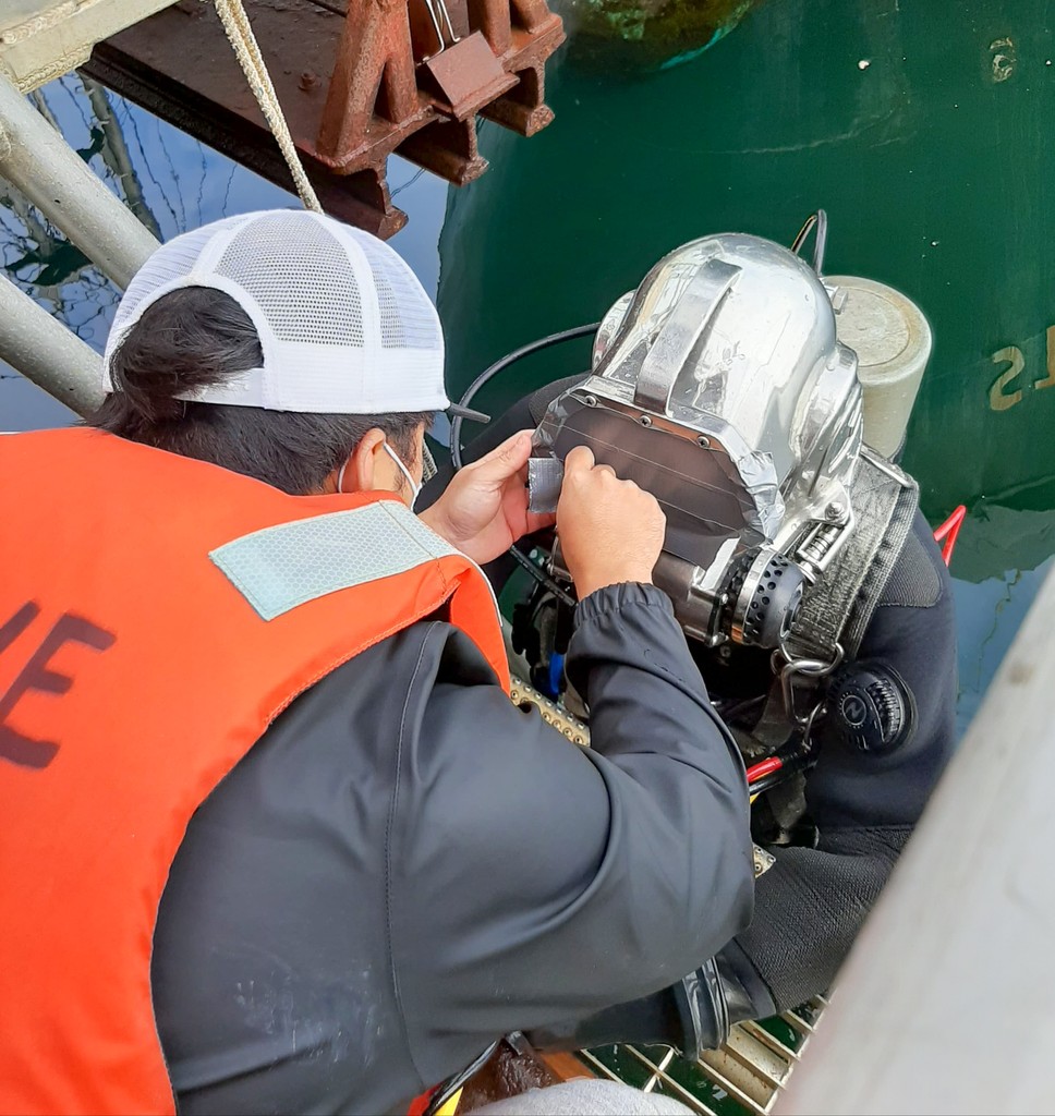 Learning the ropes, even when you can't see them! 😉  Our blacked-out knots project tests our students' ability to tie essential knots by feel, preparing them for any situation underwater.  #DiveSafe #CommercialDiving #KnotsMaster #DiveSkills