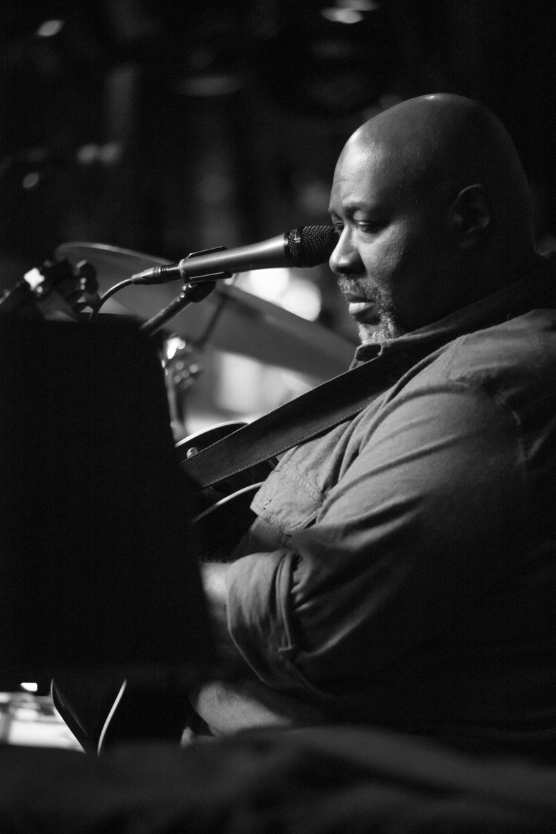 chrisgalesmusic's tweet image. First Friday in a long time with no show.  Just doesn’t feel right.  Back on stage at the Rum Boogie tomorrow 4-7. 

Photo by. Wes Edmonds
#bealestreet #Beale #memphismusic #memphismusicians #musicpreneur #LiveMusic #acousticmusic #livestreaming