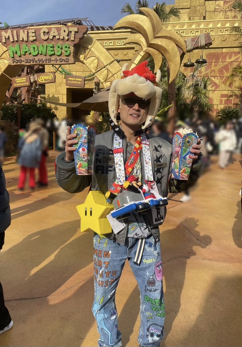 abcz_official's tweet photo. ユニバのドンキーアトラクションに乗って浮かれるポップコーンおじさん

塚ちゃん https://t.co/6kp7RMheBD