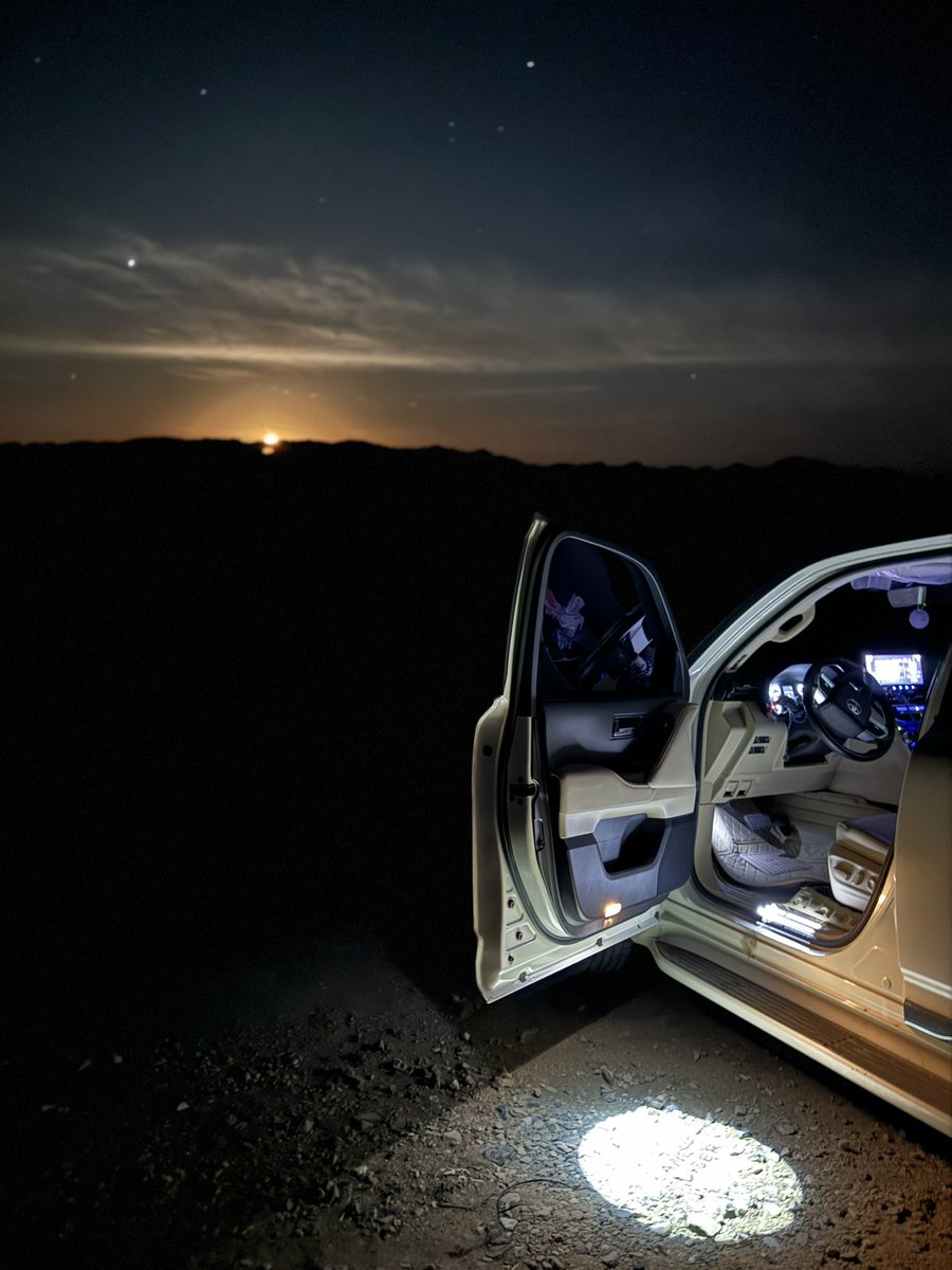 تلحفت بنت المطر عين السحاب 
والنجم حاول كيف يخطف ودّها

روح المساء بعد شْعرت بالإكتآب 
طل القمر وأخذ بيدّه يدّها  !!

شكرا لكل من حضر مساحتنا قطّعتو عليّ الله يسعدكم #عمر_بن_ھذال