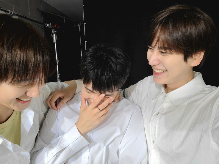 sapphirecloud1's tweet photo. Super Junior KRY's favourite pose 😆😆 https://t.co/Gb1oBagNwA