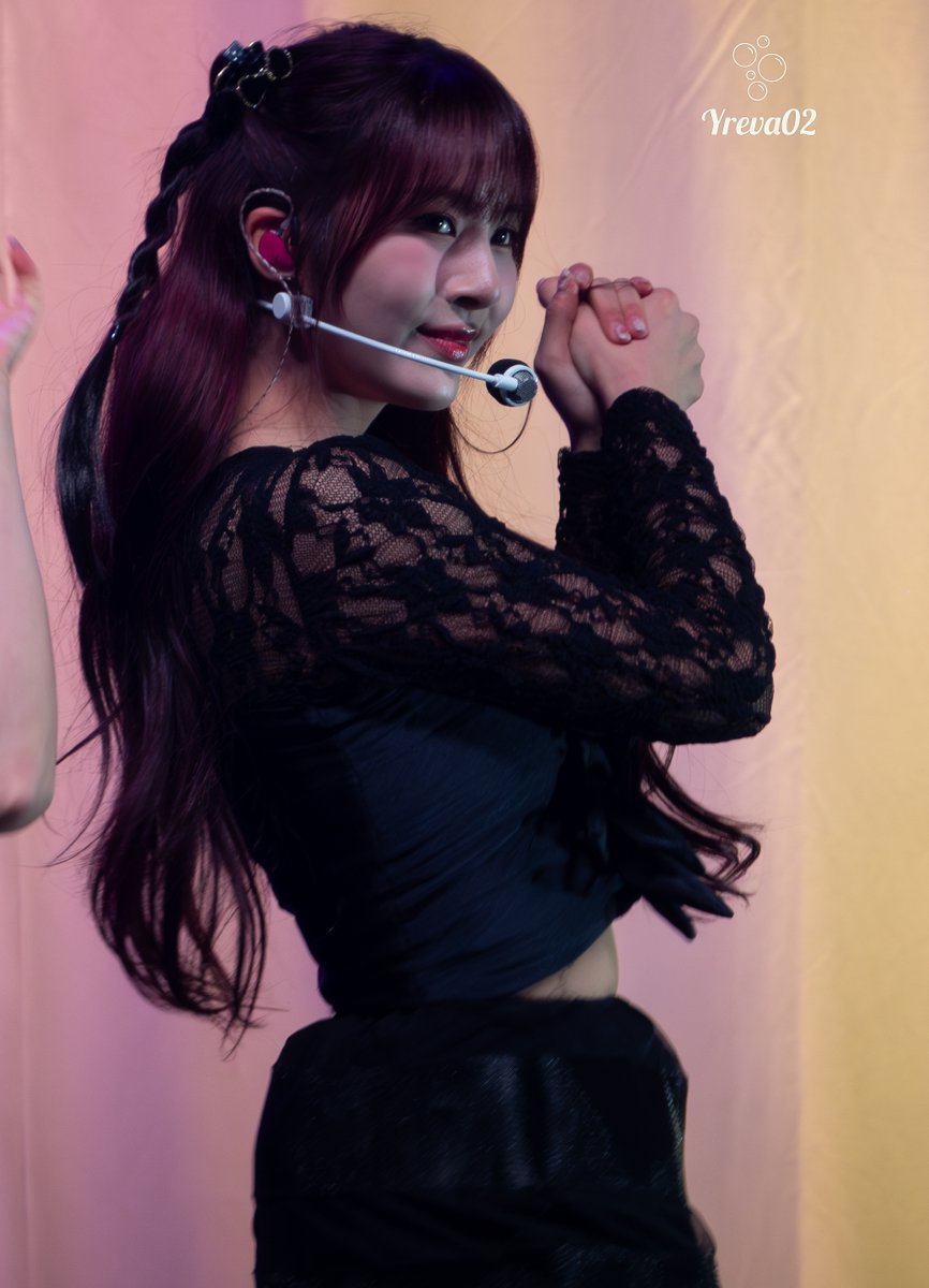 yreva02's tweet photo. Hana fifty fifty chicago 241210 

#fiftyfifty #LoveSprinkleTour_in_USA
 #피프티피프티 #하나 #hana https://t.co/d5OwniNYrr