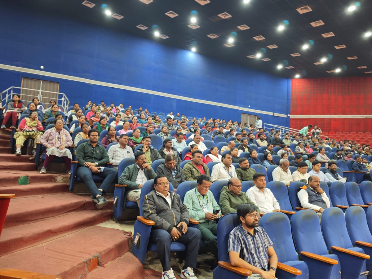 lokendra1069's tweet photo. સ્વચ્છ ભારત મિશન હેઠળ ઈ-શપથ કાર્યક્રમ મારફતે જન આંદોલનને વધુ વેગવાન બનાવવા માટે તારીખ 13-12-2024 ના રોજ મંગલ પાંડે હોલ ખાતે સ્કૂલના શિક્ષકો તથા મુખ્ય શિક્ષક શ્રીઓ સાથે કાર્યક્રમ યોજવામાં આવેલ #AMC #amcforpeople #SwachhSurvekshan2024 #SwachhAmdavad #swachhgujarat2024 #sbm2024 https://t.co/Is6K0THfdJ