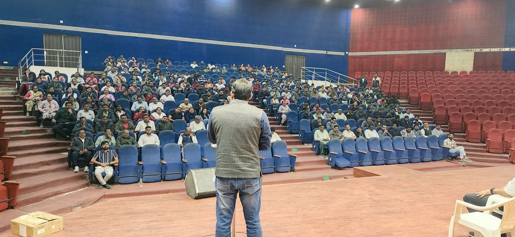 lokendra1069's tweet photo. સ્વચ્છ ભારત મિશન હેઠળ ઈ-શપથ કાર્યક્રમ મારફતે જન આંદોલનને વધુ વેગવાન બનાવવા માટે તારીખ 13-12-2024 ના રોજ મંગલ પાંડે હોલ ખાતે સ્કૂલના શિક્ષકો તથા મુખ્ય શિક્ષક શ્રીઓ સાથે કાર્યક્રમ યોજવામાં આવેલ #AMC #amcforpeople #SwachhSurvekshan2024 #SwachhAmdavad #swachhgujarat2024 #sbm2024 https://t.co/Is6K0THfdJ