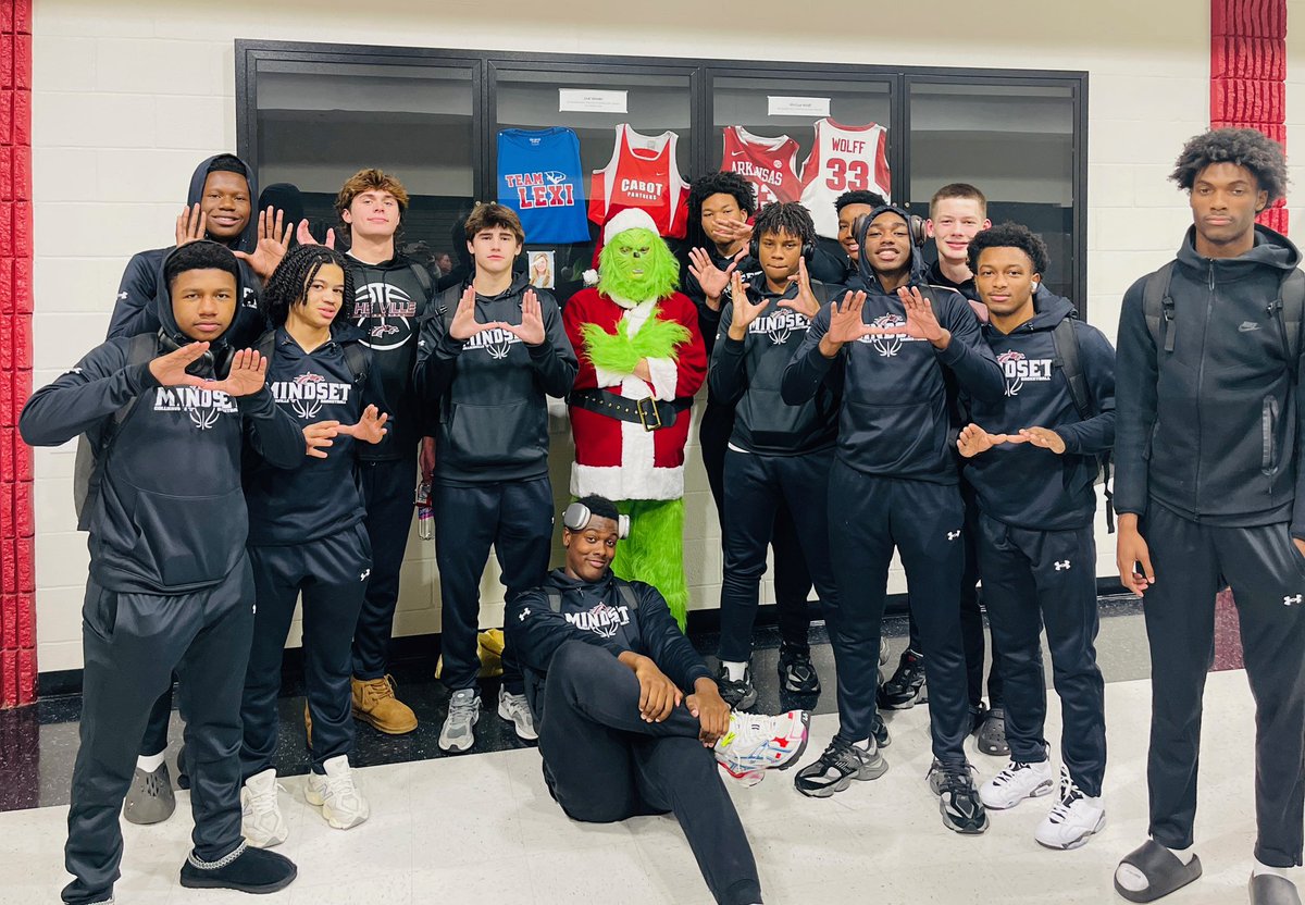 cvilleu_mbb's tweet image. Dragons and Grinch take over Cabot, Arkansas for the holidays #ColliervilleU
