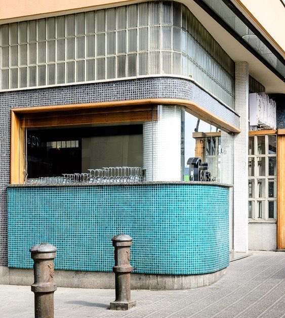 luusssso's tweet photo. Glass block architecture is undefeated https://t.co/FDTmL23Nc7