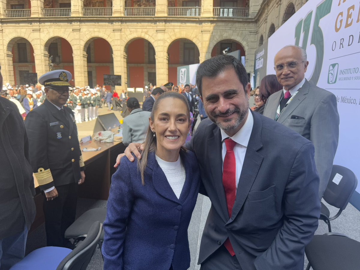 hectortejadasha's tweet photo. Un gusto saludar a mi amiga la Presidenta de México Doctora Claudia Sheinbaum Pardo en la asamblea general del IMSS. #unidosenaccionespositivas #HT #concanaco @Claudiashein https://t.co/Mvtj0Z6Fnf
