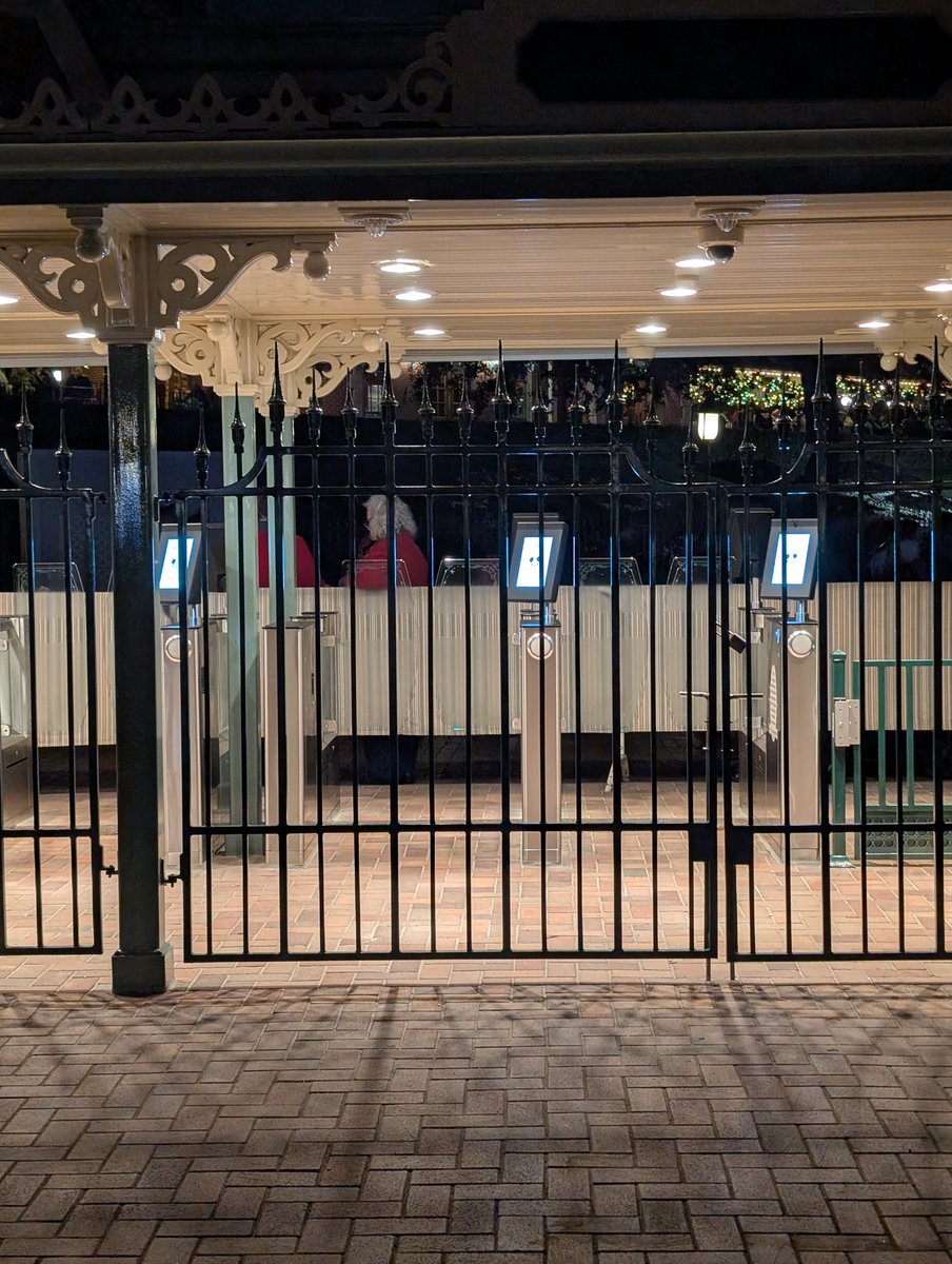 Hyebruin's tweet photo. @FrshBakedDisney New turnstiles at night https://t.co/F7AhOeGMJR