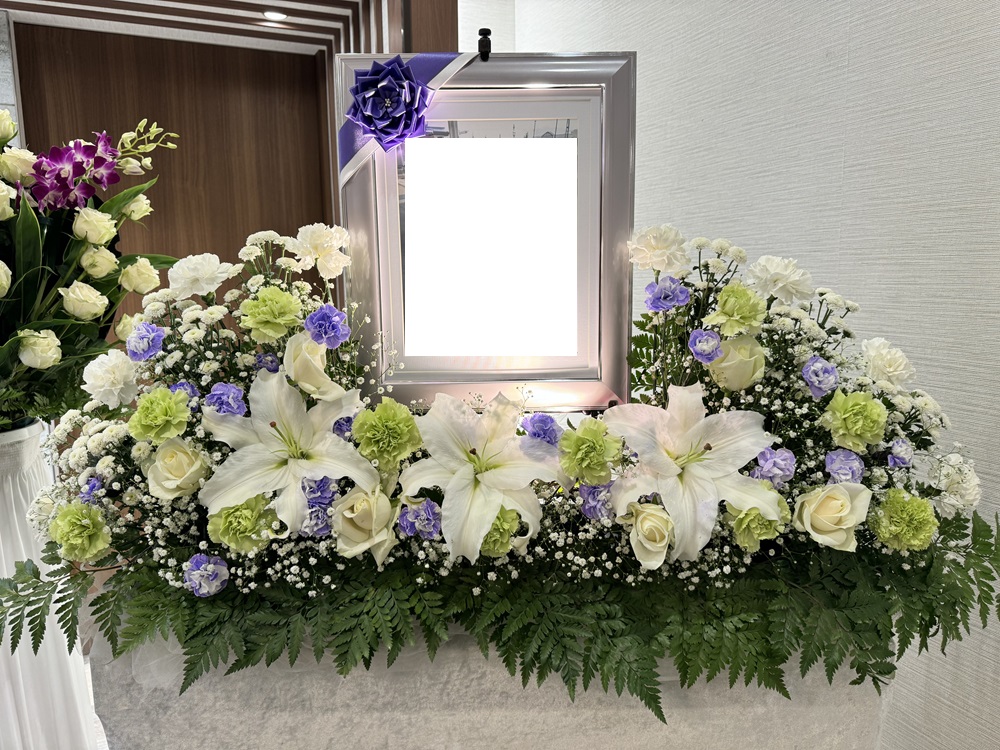 tokyosougi1's tweet photo. 祭壇が2つ！？以前お母様をなくされた方の家族葬

ご家族のお悩み
「今回私の母の、姉にあたる故人を見送るわけなのですが…実は母は数年前のコロナ渦で亡くなり、満足のいくお別れが出来なかったんです。
なので今回の叔母には申し訳ないのですが、あまり前向きになれずにいます…。」

＃東京葬儀 https://t.co/Hx4xg6oLFo