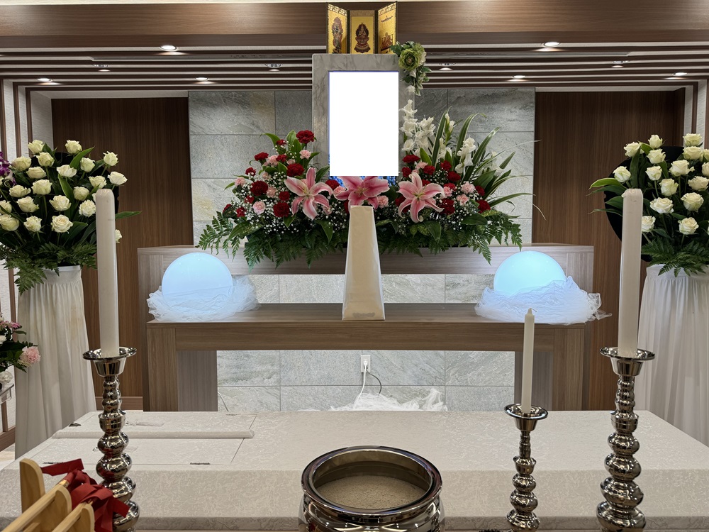 tokyosougi1's tweet photo. 祭壇が2つ！？以前お母様をなくされた方の家族葬

ご家族のお悩み
「今回私の母の、姉にあたる故人を見送るわけなのですが…実は母は数年前のコロナ渦で亡くなり、満足のいくお別れが出来なかったんです。
なので今回の叔母には申し訳ないのですが、あまり前向きになれずにいます…。」

＃東京葬儀 https://t.co/Hx4xg6oLFo