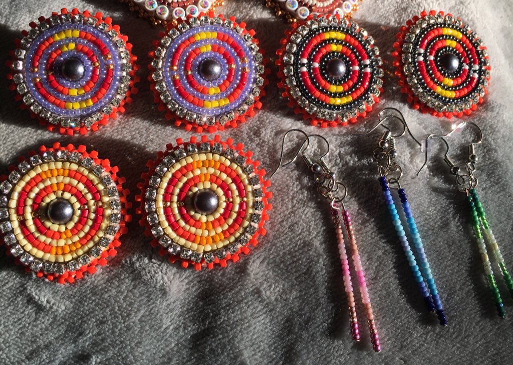 slolwayesni's tweet photo. considering i've been trying to sell these earrings for a while, they are now $30 each shipped and the 3 straight pin pairs are $25 shipped. keychain wristlet $35 shipped. been having it rough for a while and beading is the only thing that helps me calms my nerves. https://t.co/HE9JOlVsCK
