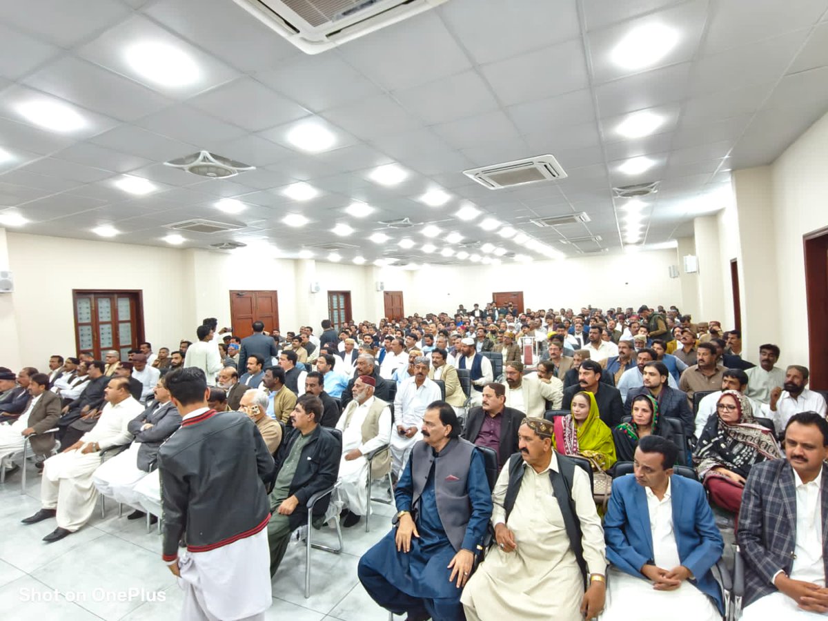 RazaDharijo's tweet photo. PPP Shaheed BenazirAbad Division's meeting held at Zardari House Nawabshah, chaired by President PPP Sindh Nisar Ahmed Khuhro 

Agenda: SMBB's 17th martyrdom anniversary https://t.co/M5SI5Xwscb