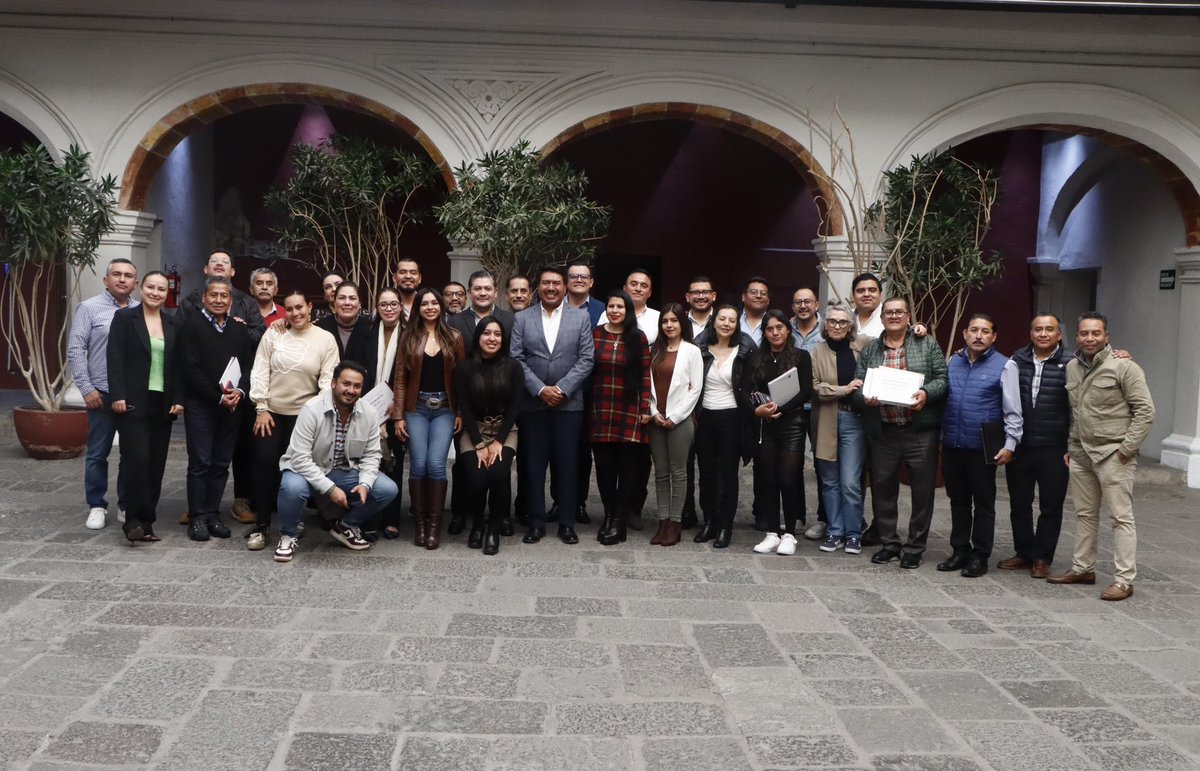 Javier_AquinoL's tweet photo. No tengo más palabras que agradecer a todo el equipo que conforma la @Segob_Puebla. Sin duda su experiencia, profesionalismo y dedicación hicieron que a lo largo de estos años prevaleciera la paz y la gobernabilidad en Puebla. 

Es inevitable la nostalgia por el cierre de un ciclo, sin embargo vivimos un proceso evolutivo, por ello mi gratitud y reconocimiento por siempre. 

Que sea para bien de Puebla y los poblanos.
