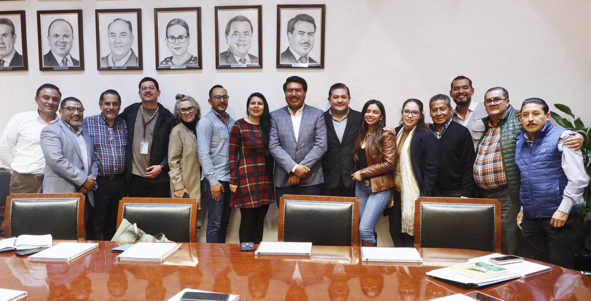 Javier_AquinoL's tweet photo. No tengo más palabras que agradecer a todo el equipo que conforma la @Segob_Puebla. Sin duda su experiencia, profesionalismo y dedicación hicieron que a lo largo de estos años prevaleciera la paz y la gobernabilidad en Puebla. 

Es inevitable la nostalgia por el cierre de un ciclo, sin embargo vivimos un proceso evolutivo, por ello mi gratitud y reconocimiento por siempre. 

Que sea para bien de Puebla y los poblanos.