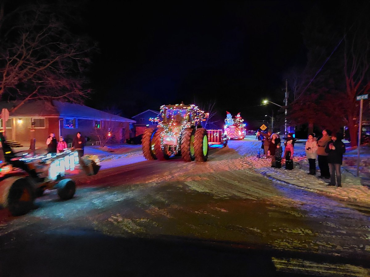 OPP_CR's tweet photo. #HurWOPP. Feeling the Christmas cheer in Minesing! The tractor parade was a magical sight. So many twinkling lights and festive tractors. Huge thanks to the organizers for spreading holiday joy! ^mo #SpringwaterTwp https://t.co/QcCVdTy7pp