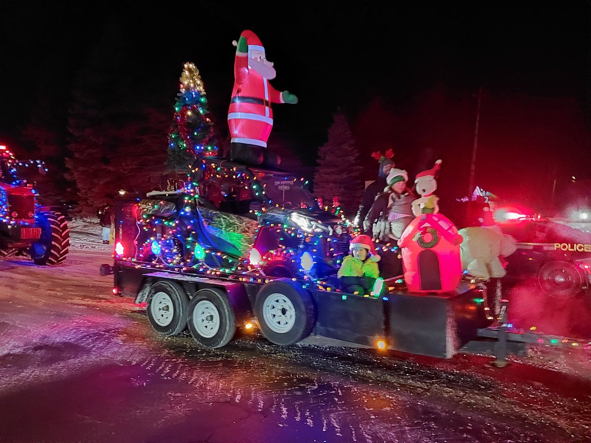 OPP_CR's tweet photo. #HurWOPP. Feeling the Christmas cheer in Minesing! The tractor parade was a magical sight. So many twinkling lights and festive tractors. Huge thanks to the organizers for spreading holiday joy! ^mo #SpringwaterTwp https://t.co/QcCVdTy7pp