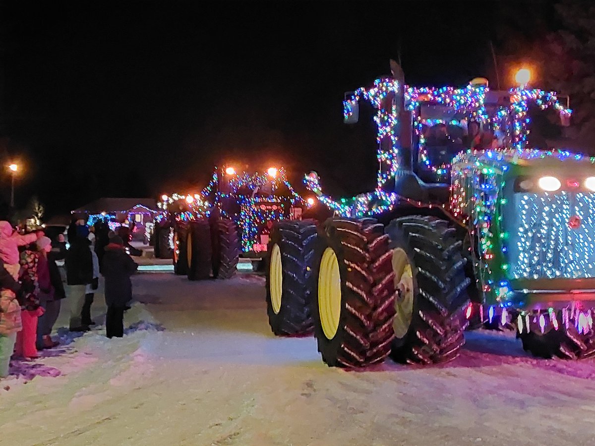 OPP_CR's tweet photo. #HurWOPP. Feeling the Christmas cheer in Minesing! The tractor parade was a magical sight. So many twinkling lights and festive tractors. Huge thanks to the organizers for spreading holiday joy! ^mo #SpringwaterTwp https://t.co/QcCVdTy7pp