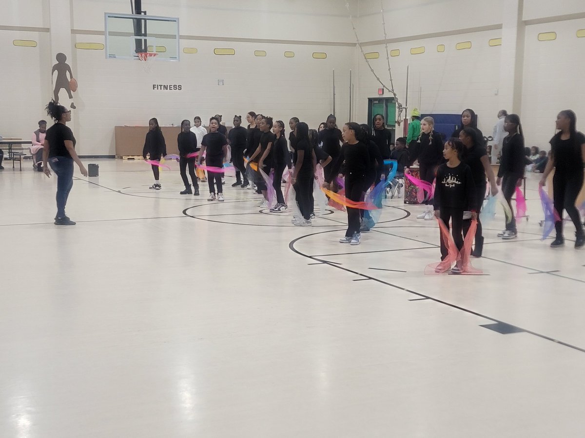 ClaytonHammonds's tweet image. Today was an amazing day for LOES!!! Today Ss had an amazing time at the PTO Glow Party and then our Ss showed out at the Fine Arts Night. Also earlier this week our Pre-K students had a blast during the annual cookie decoration party. #Ncssbethebest #MrHammondssaid