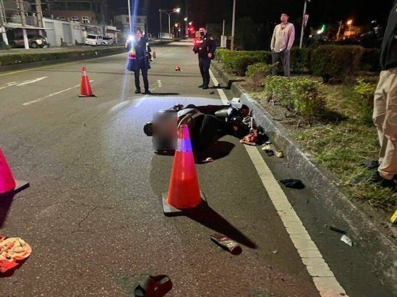 ltntw's tweet image. 怎麼會這樣…（圖／警方提供）

【苗栗機車與聯結車相撞！姑姑和7歲姪不治 5歲姪多處受傷】
news.ltn.com.tw/news/society/b…

#苗栗 #機車 #聯結車 #車禍