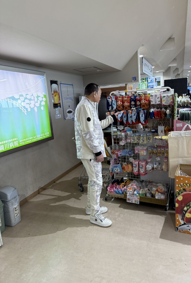 takashihosokee's tweet image. 龍馬と行く❗️
#高知から帰ります #四国シリーズ #カツオのタビックス #欲しいの? #はかないでしょ #見過ぎ