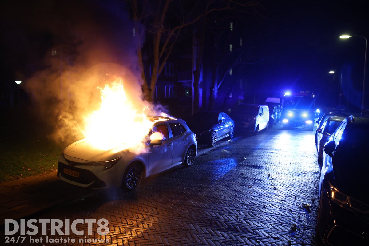 Auto brandt volledig uit op de Leggelostraat in Den Haag