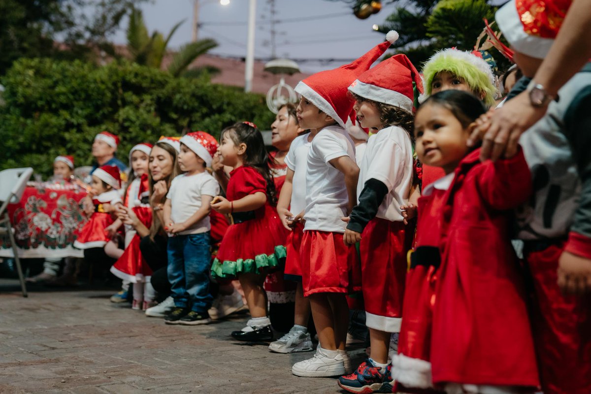 Gore_Tarapaca's tweet photo. #FelizNavidad2024 🎄
Junto a los vecinos del sector sur de #Iquique, el Gobernador @JMCarvajalG presenció el encendido del árbol de #Navidad en la "Natividad del Señor en #LosPuquios".
Esta tradición que impulsa el dirigente Rolando Silva; fue relevada por la autoridad. https://t.co/LX4T7XTctc