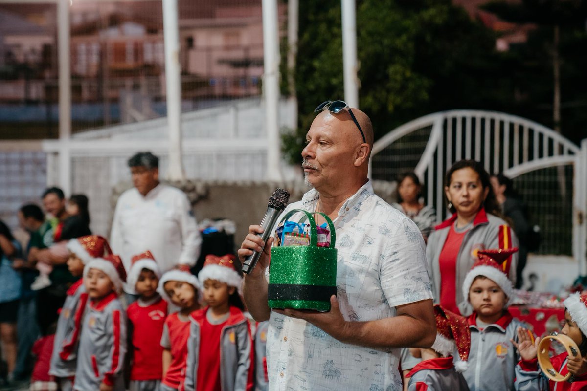 Gore_Tarapaca's tweet photo. #FelizNavidad2024 🎄
Junto a los vecinos del sector sur de #Iquique, el Gobernador @JMCarvajalG presenció el encendido del árbol de #Navidad en la "Natividad del Señor en #LosPuquios".
Esta tradición que impulsa el dirigente Rolando Silva; fue relevada por la autoridad. https://t.co/LX4T7XTctc
