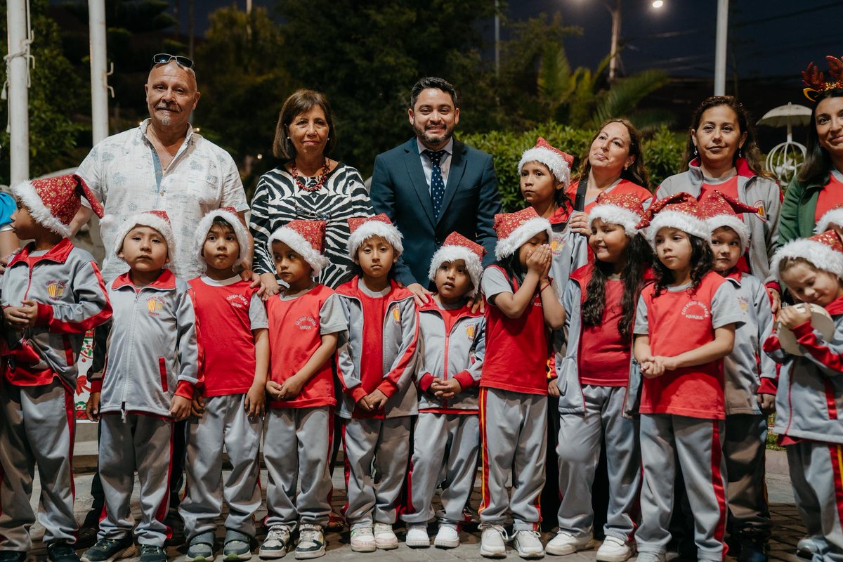 Gore_Tarapaca's tweet photo. #FelizNavidad2024 🎄
Junto a los vecinos del sector sur de #Iquique, el Gobernador @JMCarvajalG presenció el encendido del árbol de #Navidad en la "Natividad del Señor en #LosPuquios".
Esta tradición que impulsa el dirigente Rolando Silva; fue relevada por la autoridad. https://t.co/LX4T7XTctc