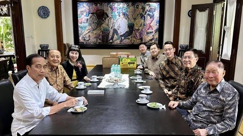 Ada yang kirim 2 gambar ini sama saya dengan bertanya..

Apa ada hubungannya ya?!

Gimana menurut teman-teman?!