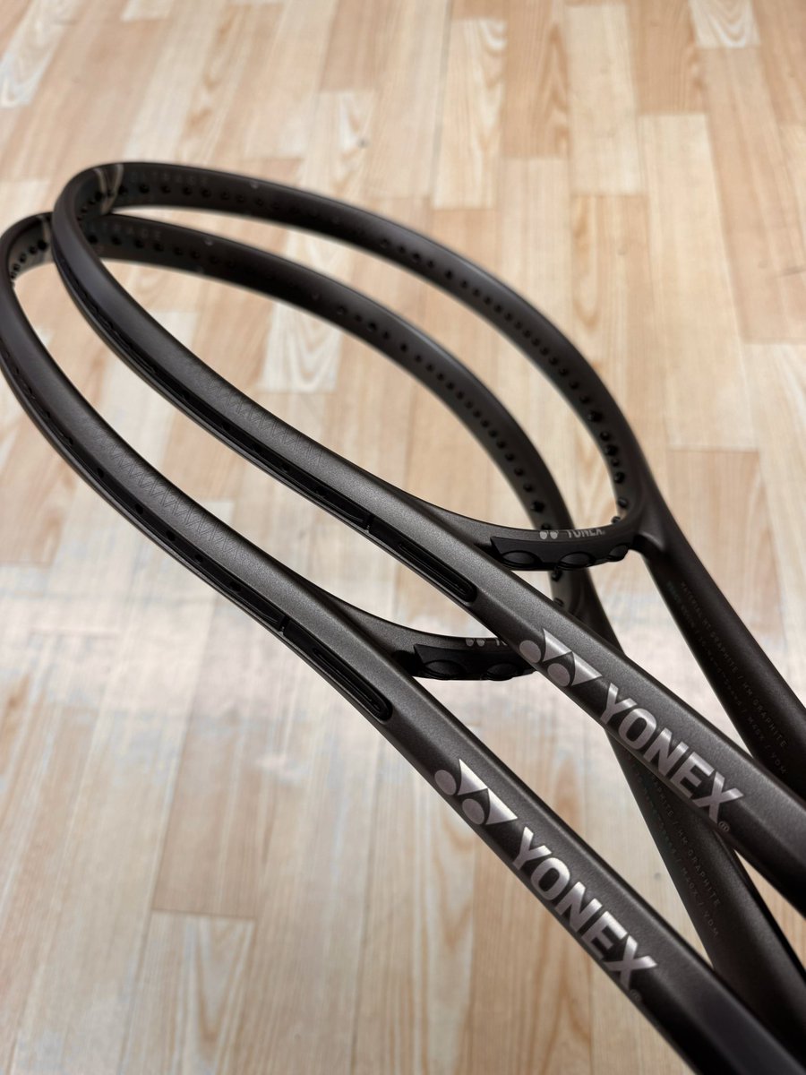 racketya's tweet photo. ボルトレイジ8シリーズ新デザイン
シェリーシルバー入荷してます！✨
実物を見ていただくとよりカッコ良さがわかると思います🙂‍↕️🙂‍↕️🙂‍↕️
ぜひ店頭にてご覧ください！

#ソフトテニス
#ヨネックス
#ボルトレイジ https://t.co/9QxYHa2PXx
