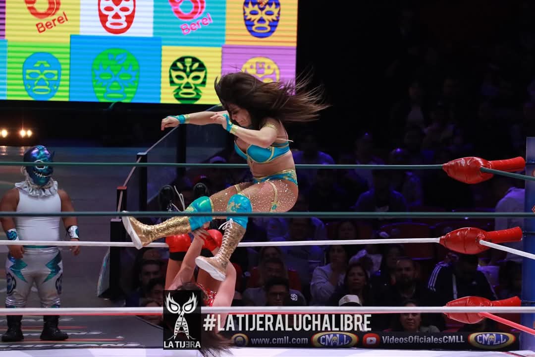 LaTijeraLucha's tweet photo. Una #AmazonaUniversal de exportación❗️
#Persephone logra su pase al magno evento #WrestleDynasty de #AEW, dando cuenta de #ReinaIsis en la recta final, dejando en el camino a #Zeuxis y #Sanely, donde la afición que se dio cita a la #MexicoCatedrsl coreaba el 🎼🎶esto es lucha🎶 https://t.co/0zvmdtmhiy