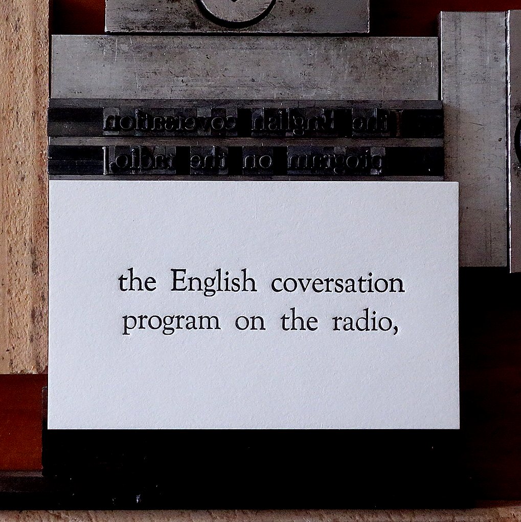 kamaotto's tweet photo. When Yasuko listened to the English conversation program on the radio,she thought of Minoru.
#カムカム再放送 https://t.co/i9vNRYSDdA