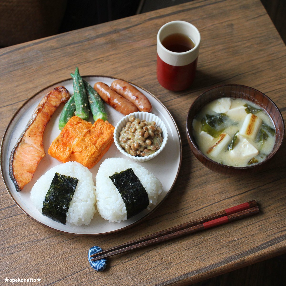 なんてことないおかずと曇天をのんびり眺める休日の朝昼ごはん