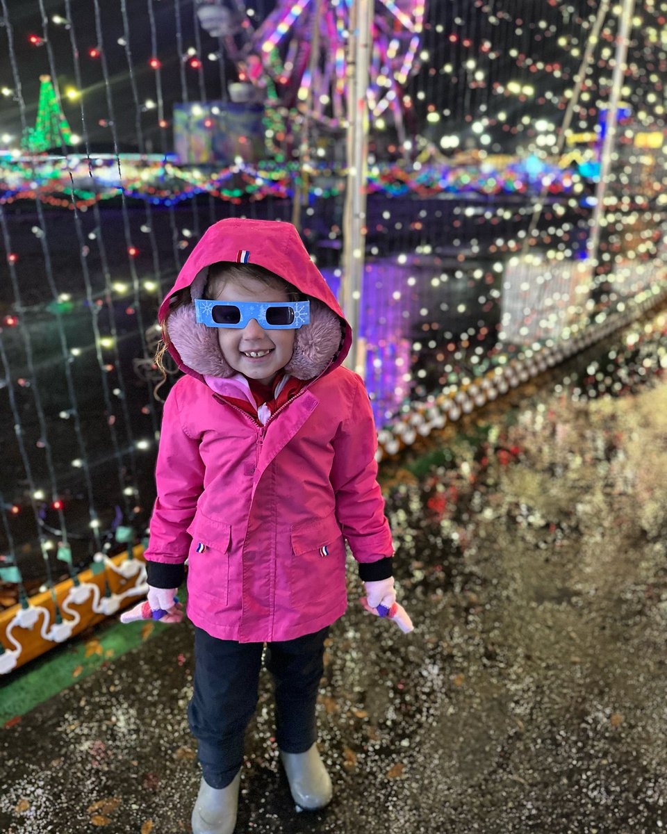 WAStateFairEC's tweet photo. Twinkle lights, festive vibes, and a whole lot of Holiday Magic ✨❄️ Making memories one sparkle at a time. What night are you joining in the festivities? #WSFHolidayMagic https://t.co/hNkbq6WAOE
