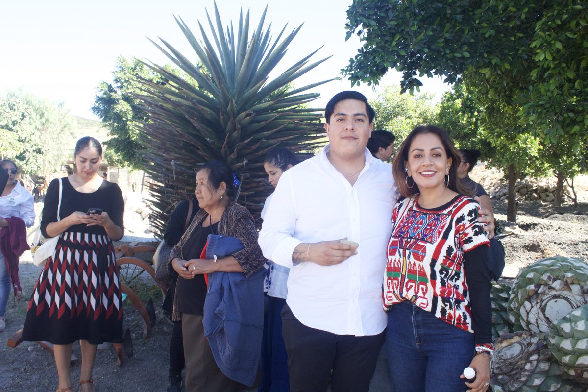 Eduayrod's tweet photo. En compañía de @marianabenitezt , visitamos a Mujeres Productoras de Mezcal en la Comunidad de Santiago Matatlán, Oaxaca. Acordamos una agenda de trabajo puntual, que estaremos atendiendo a la brevedad. Muchas gracias a la Diputada por su invitación y a las Productoras por su confianza, cuenten con la @SE_mx .
#Mezcal