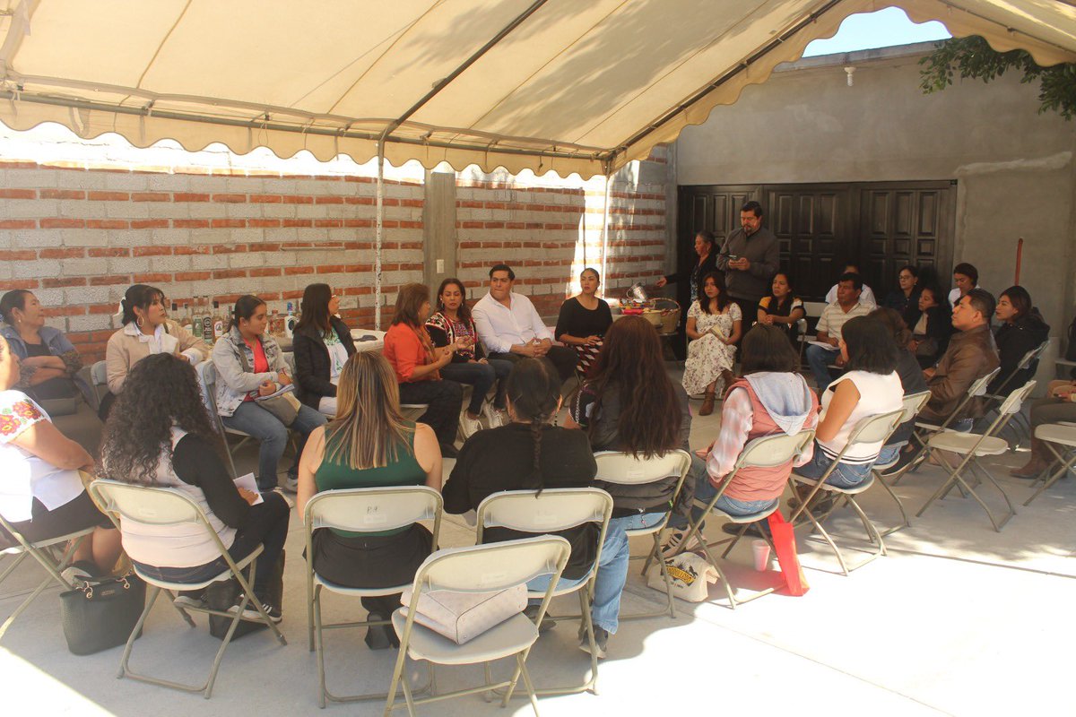 Eduayrod's tweet photo. En compañía de @marianabenitezt , visitamos a Mujeres Productoras de Mezcal en la Comunidad de Santiago Matatlán, Oaxaca. Acordamos una agenda de trabajo puntual, que estaremos atendiendo a la brevedad. Muchas gracias a la Diputada por su invitación y a las Productoras por su confianza, cuenten con la @SE_mx .
#Mezcal