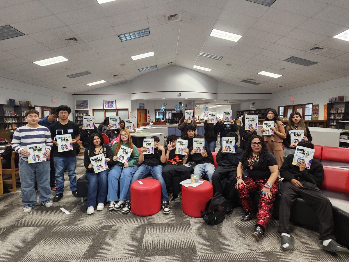 MISDMultilingue's tweet image. Fantastic day in @ManorISD with @DrETontheBorder supporting our secondary Emergent Bilingual Scholars! They engaged in activities that tapped into their linguistic and literacy skills to advance in TELPAS &amp;amp; excel in their academic journey!