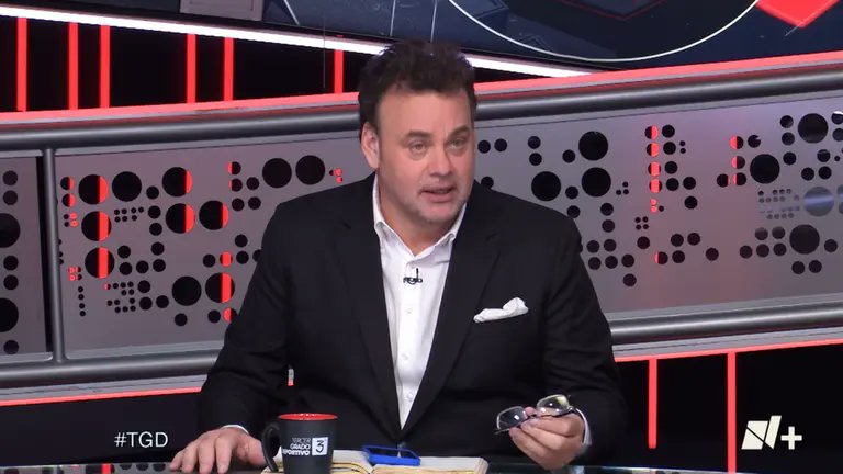 TUDNUSA's tweet photo. “El futbol mexicano quiere seguir viviendo en ecosistema de corrupción”:
@DavidFaitelson_, sobre la renuncia de Juan Carlos Rodríguez 🗣️⚽️🔥
https://t.co/e3FjmT5t2o
#Faitelson | #JuanCarlosRodriguez | #FondodeInversion https://t.co/MqnjpXxUyY