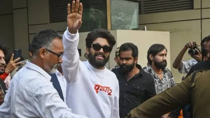 MeenaShammy's tweet photo. India Today के एक प्रोग्राम में तेलंगाना के मुख्यमंत्री रेवंत रेड्डीजी

एक महिला की जान चली गई उसकी जान की किसी को कोई परवाह नहीं और एक व्यक्ति की गिरफ़्तारी पर आप भी सवाल पूछ रहे हो"

रेवंत रेड्डी जी को सुनकर तो लग रहा है मानो उनके लिए छोटा बड़ा सब ब��ाबर हैं,

आपको क्या लगता है https://t.co/gDKX7vPIaj
