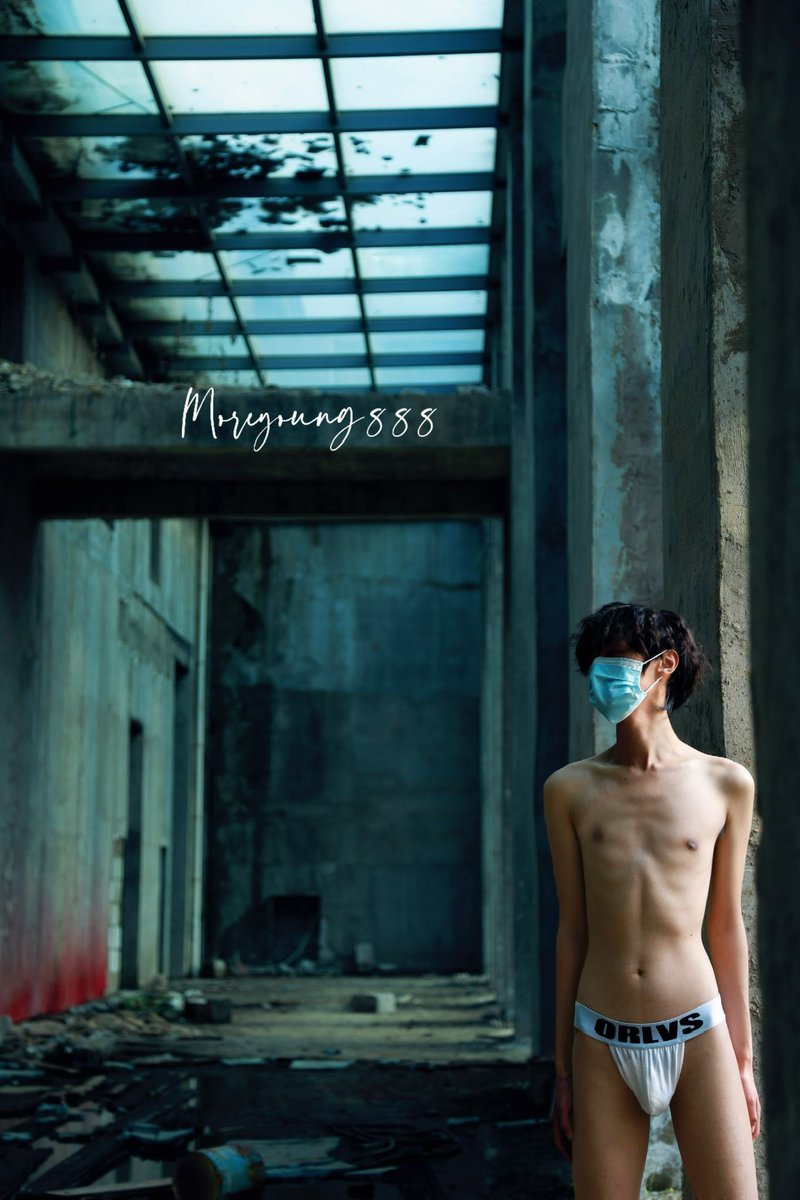 moreyoung888's tweet photo. 超级大的地方，只逛了两栋楼，
模特@mybl169 ，
#约拍 #武汉约拍 #废墟约拍 #帅哥写真 #武汉野裸 #武汉线下 #恒大科技旅游城 #江夏 https://t.co/gyJEJt0laY