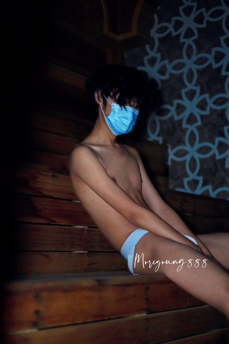 moreyoung888's tweet photo. 超级大的地方，只逛了两栋楼，
模特@mybl169 ，
#约拍 #武汉约拍 #废墟约拍 #帅哥写真 #武汉野裸 #武汉线下 #恒大科技旅游城 #江夏 https://t.co/gyJEJt0laY