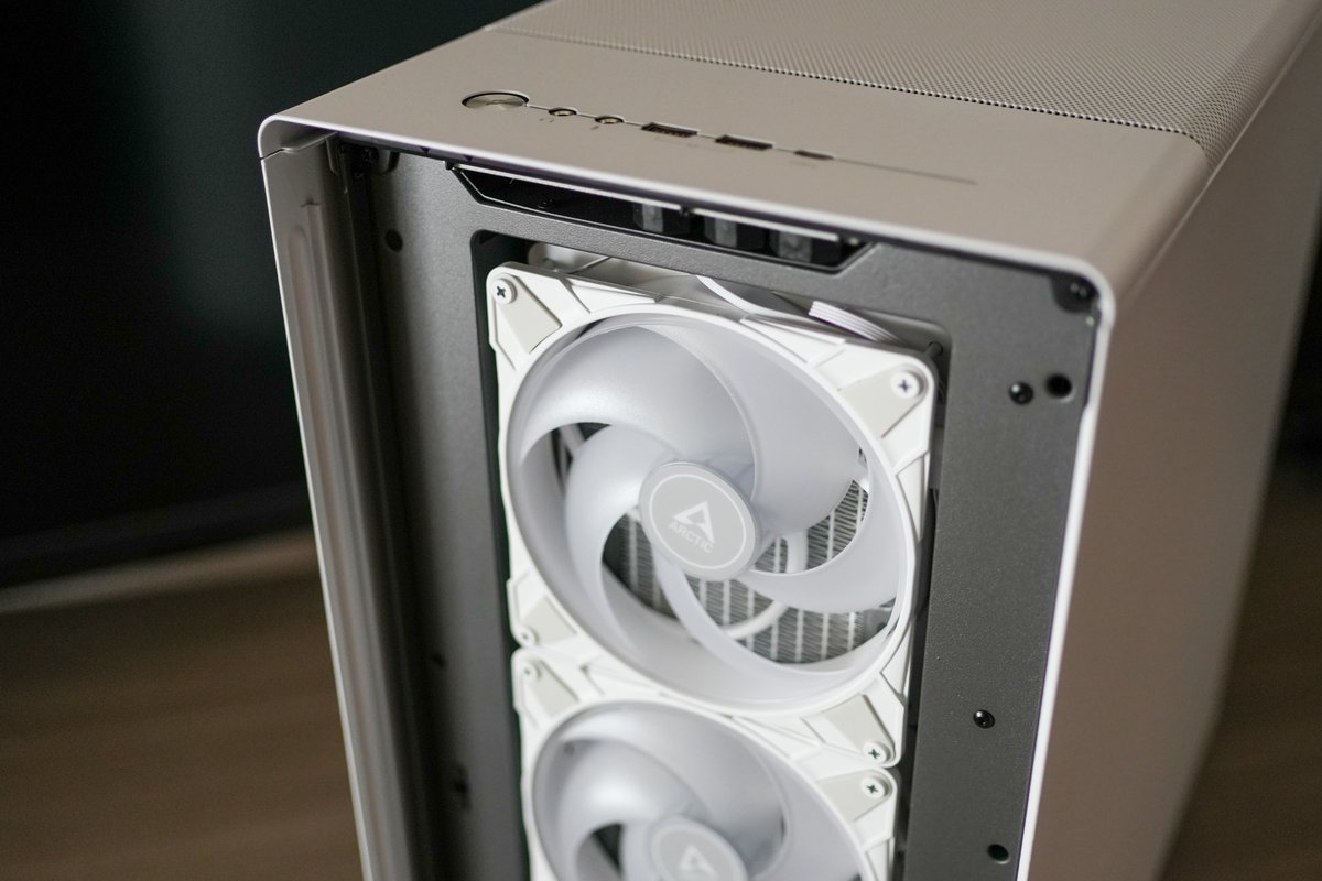 KEF47223925's tweet image. PCケース：Fractal Design North XL (Chalk White)をエモく撮ってみた Part1

簡易水冷：ARCTIC Liquid Freezer III 420 A-RGB
ケースファン：Noctua NF-A14x25 G2 PWM

#FractalDesign #NorthXL