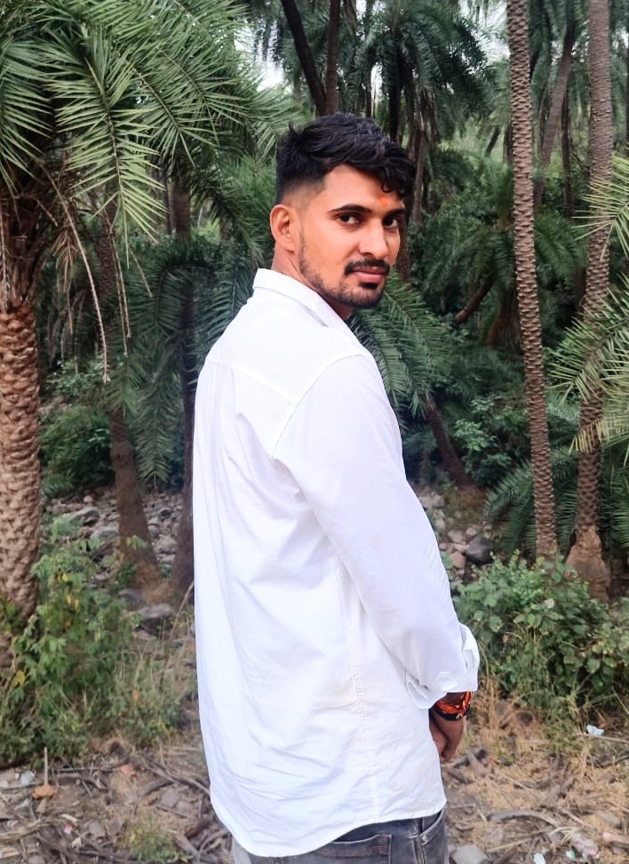 SSSSsurendra's tweet photo. तस्वीरें लेना भी जरूरी है जनाब, आइने गुजरा हुआ वक्त नहीं बताया करते। 
#AlluArjun #photo #dost https://t.co/crtOKQgQwc