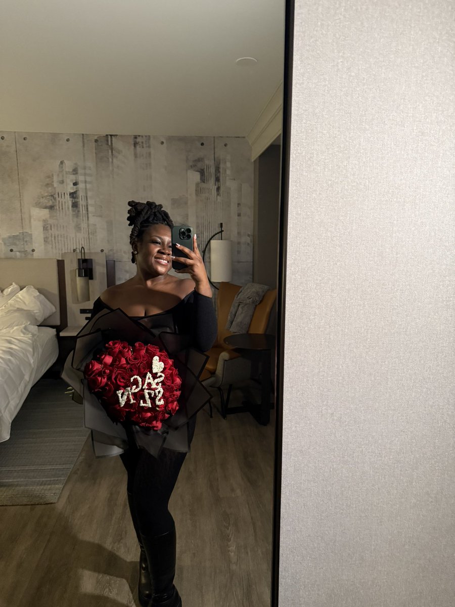 muvaIrie's tweet photo. Nun in love with my roses 🥰 #sagszn https://t.co/h6Cz8KHDWd