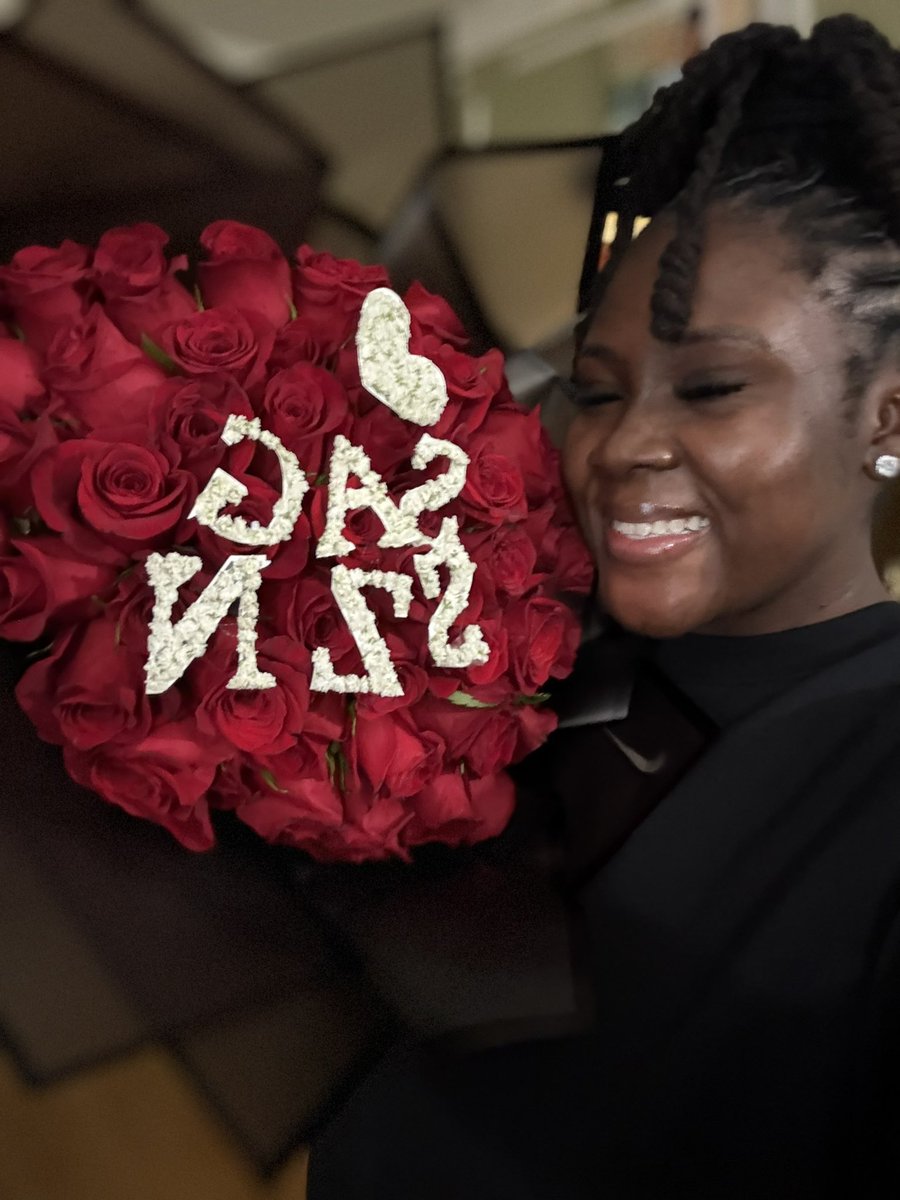 muvaIrie's tweet photo. Nun in love with my roses 🥰 #sagszn https://t.co/h6Cz8KHDWd