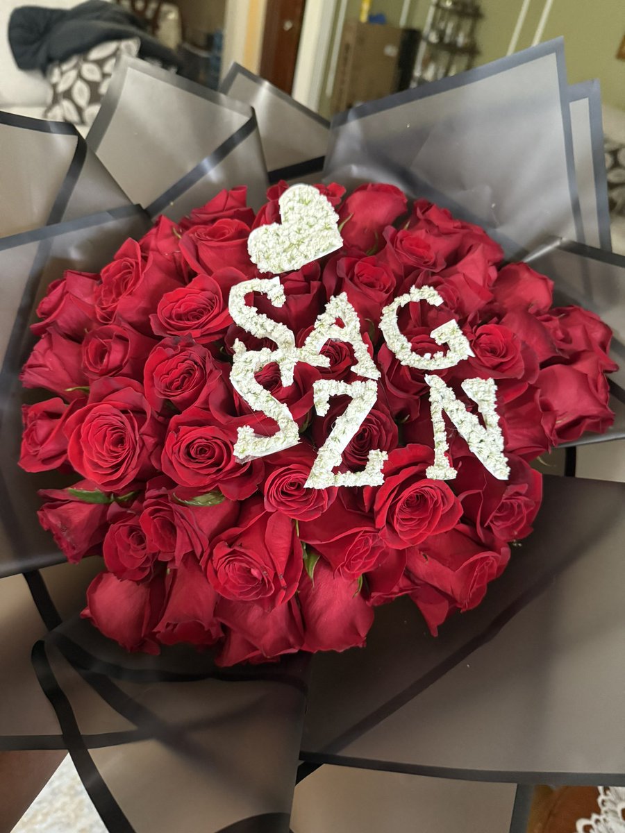 muvaIrie's tweet photo. Nun in love with my roses 🥰 #sagszn https://t.co/h6Cz8KHDWd