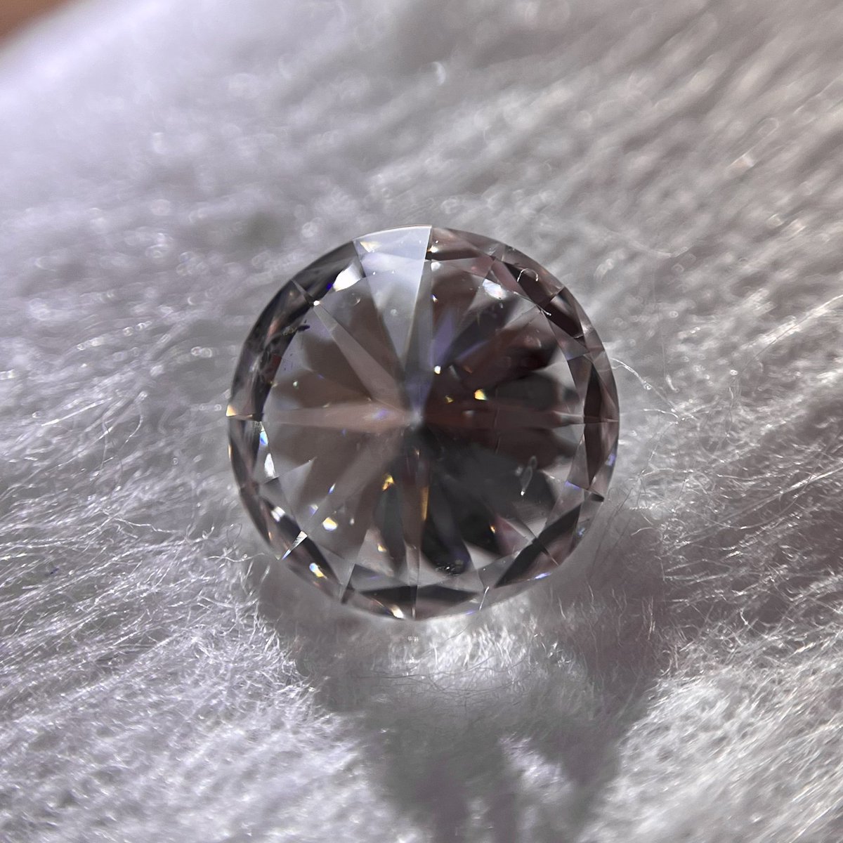 TKdiamonds50602's tweet photo. キャラアップtype2A天然ダイヤモンド入庫しております!
Eカラー, SI2, 3Ex, 1.008ct
SIクラスですが、フェイスアップした際の面に対して垂直にインクルージョンが入っているため、目立ちません!!
お値打ち価格でご提供いたします!
Dmにてお問い合わせ下さい!!
#tkダイヤ
#type2A https://t.co/inPc9jBhP6